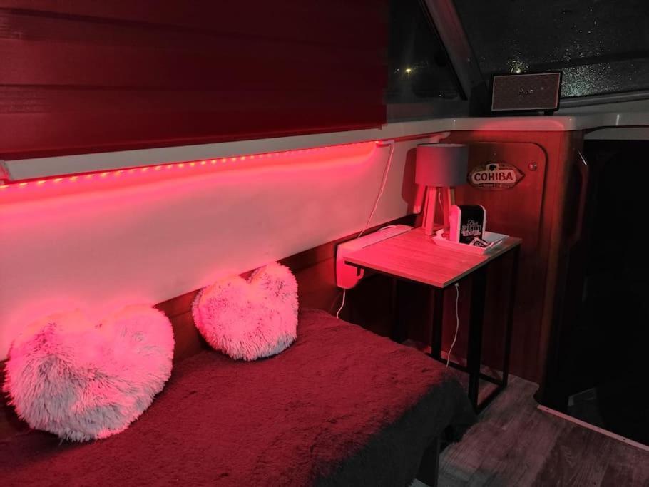 Hotel Nuit Insolite Sur L'Eau Au Port De Ouistreham Zewnętrze zdjęcie